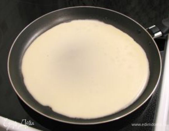 Разогреваем сковородку, добавляем растительное масло и с помощью половника, формируем блин на сковородке. Он часто бывает комом, но пусть это Вас не тревожит, следующий будет лучше :) Таким образом мы испекли блины :)
Берем тарелку, кладем блины добавляем сливовый джем и приятного аппетита!!!