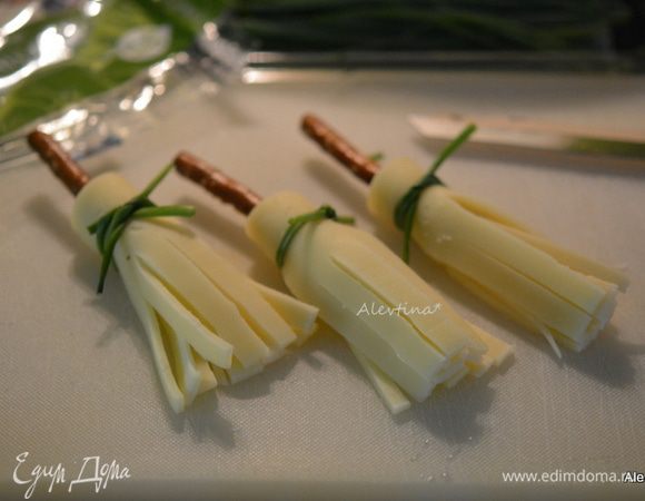 Свернуть сыр трубочкой вокруг хлебной палочки. Завязать шнитт-луком, так чтобы сыр не распался.