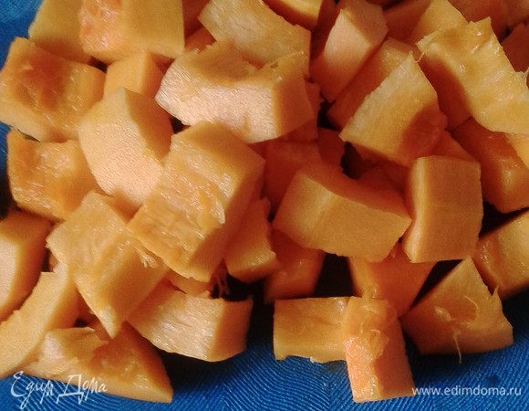 Очистить тыкву, порезать на пластины и запечь или поместить в микроволновку на 5-7 минут при максимальной мощности.