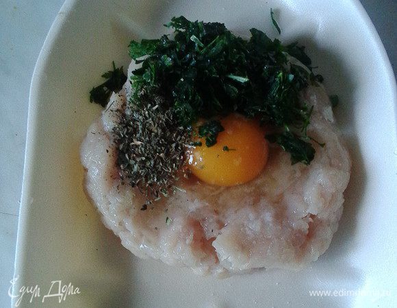 К фаршу добавить яйцо, зелень (у меня укроп), соль и перец по вкусу, базилик, всё перемешать до однородности.