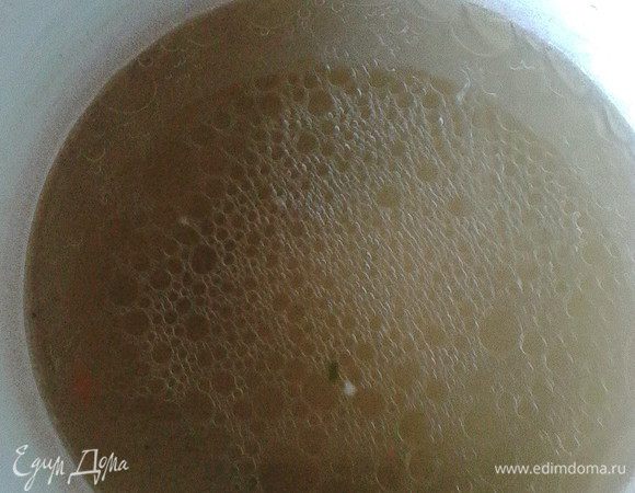 В кастрюлю налить бульон (у меня был готовый, обычный с луком, морковкой, душистым перцем горошком, лавровым листом и подсоленный, а после процеженный от лишнего, но можно бульон заменить на воду).