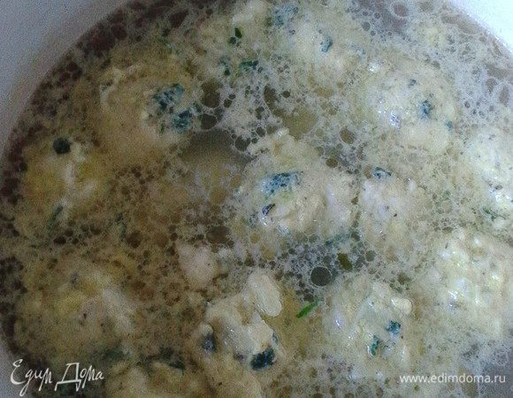 С помощью 2 х ложек формировать фрикадельки и варить их в бульоне 5 минут на медленном огне.