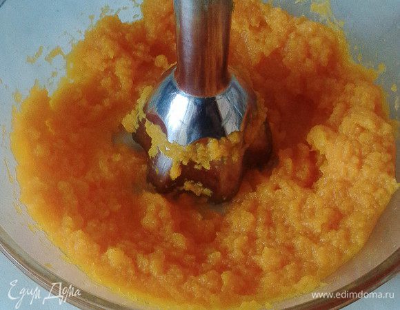 Из мягкой тыквы сделать пюре (у меня погружной блендер).