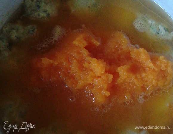 Добавить пюре к фрикаделькам и варить 5 минут. Я ещё добавила чуть карри, но это на любителя, можно игнорировать.