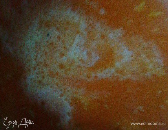 Добавить сливки и прогреть суп, но без кипения.