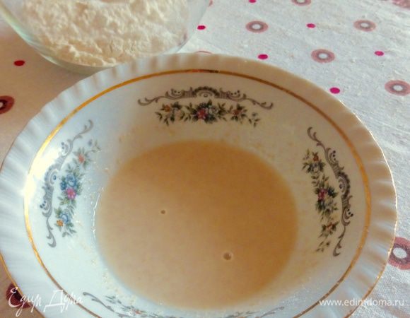 Приготовить опару: растереть дрожжи с 1 столовой ложкой муки, сахаром и половиной (100 мл) теплого молока. Поставить в теплое место, пока опара не увеличится в 2-3 раза.