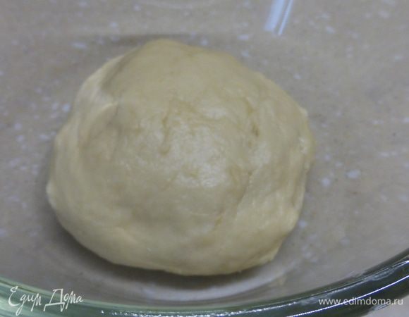 Вылить опару в муку. Добавить яично-молочно-масляную смесь и замесить гладкое, эластичное тесто, которое будет отставать от стенок миски и рук. Скатать шар, накрыть емкость с тестом полотенцем и поставить в теплое место на 90 минут.