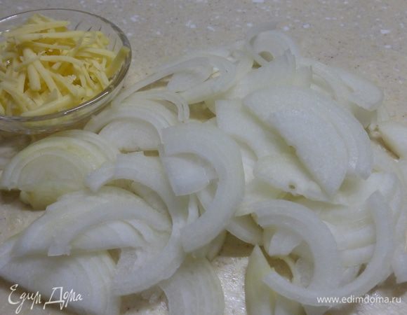 Пока тесто будет подходить, приготовим начинку. 4 большие луковицы нарезать полукольцами.