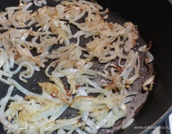 Растопить на сковороде растительное масло, положить туда лук и сразу добавить немного сахара и 3/4 чайной ложки соли. Обжарить на слабом огне до коричневого цвета.