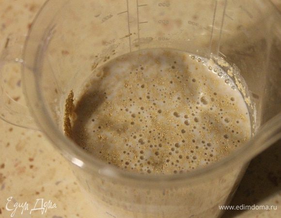 Приготовим сначала опару, для этого нужно подогреть молоко до теплого состояния, добавить дрожжи, 1 ст. л. сахара и 1 ст. л. муки. Перемешать венчиком, накрыть емкость полотенцем и оставить на 20 мин.