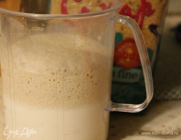 Опара подошла. Появилась пышная шапочка.