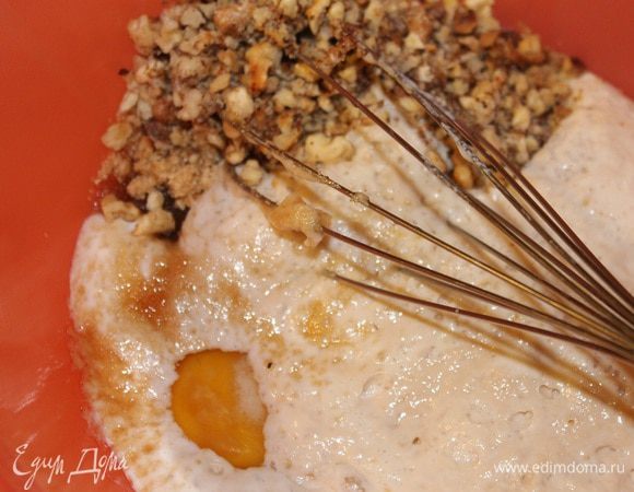 Подошедшую опару перелить в глубокую миску, туда же добавить яйцо, сахар и мелко нарубленные орехи. Перемешать.