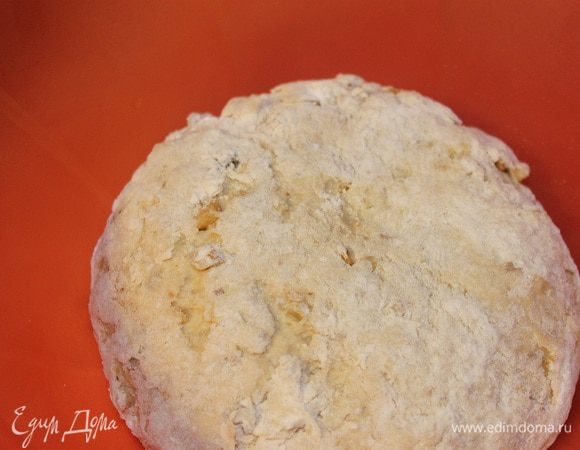 Постепенно всыпаем просеянную муку и замешиваем не липнущее к рукам тесто. Накрыть миску полотенцем и оставить на час в теплом месте. Смешать все ингредиенты для начинки.