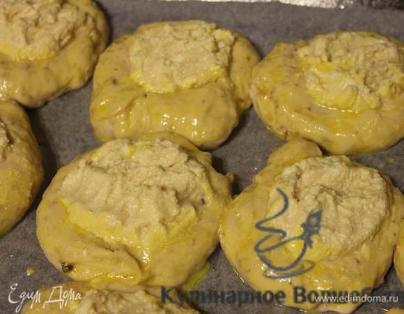 В выдавленную серединку кладем начинку, а края ватрушек смазать яйцом. Выпекать в заранее разогретой до 190 градусов духовке 30-40 минут. До красивого румяного цвета.