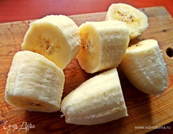 Итак, банан делим на кружочки. Часть отложить для верхнего слоя.