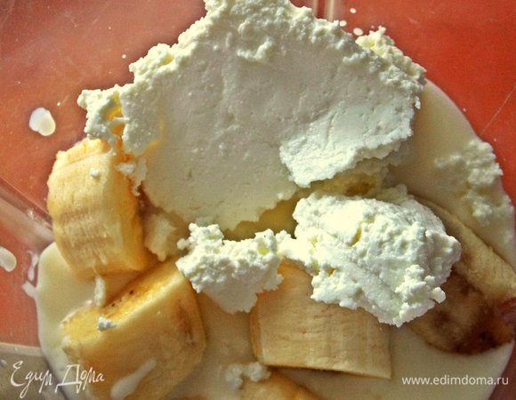 Добавить половину пачки творога.