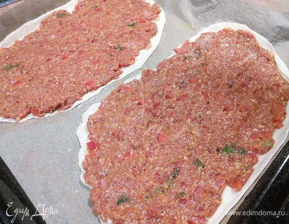 Начинку распределить по тесту, оставляя свободными края. Я добавила в начинку несколько веточек базилика. 