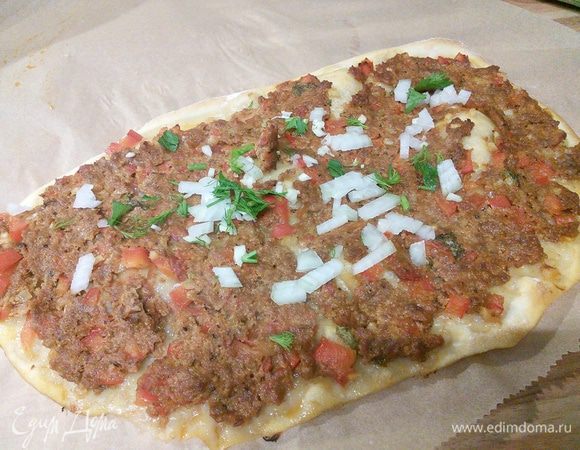 Выпекать в заранее разогретой до 250°С духовке 10-12 минут. Пиццу переложить на досочку или на рабочий стол, на лист пергамента, дать остыть 1-2 минуты. 