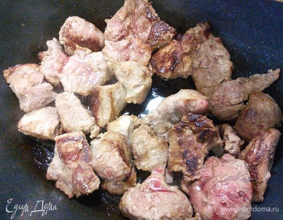 В чугунке разогреть топлёное масло, обжарить мясо со всех сторон до золотистой корочки. 