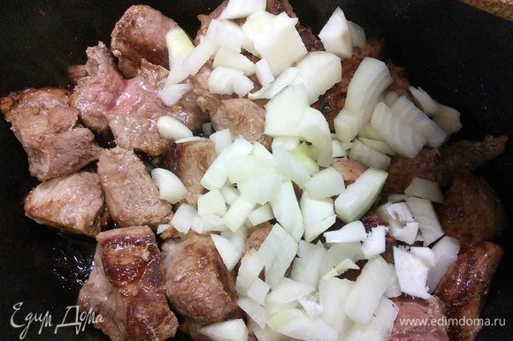 Добавить крупно порезанный лук и шалфей, обжарить вместе с мясом.