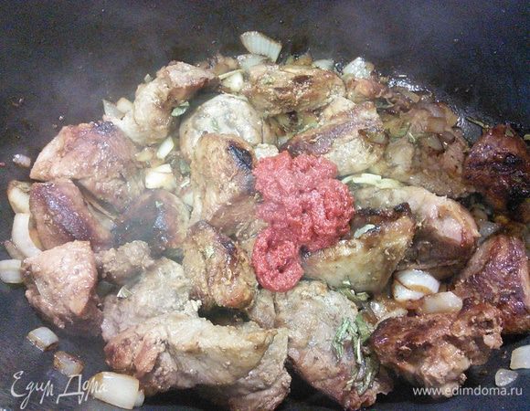 Добавить томатную пасту, перемешать и быстро обжарить. 