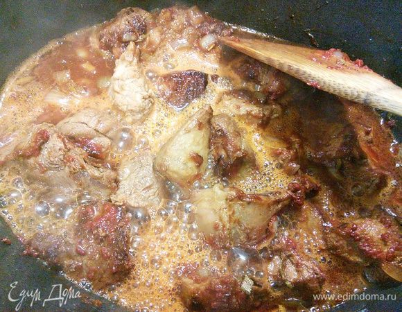 Влить пиво и бульон (у меня вода), посолить, поперчить, добавить лаврушку и тушить до готовности мяса. 