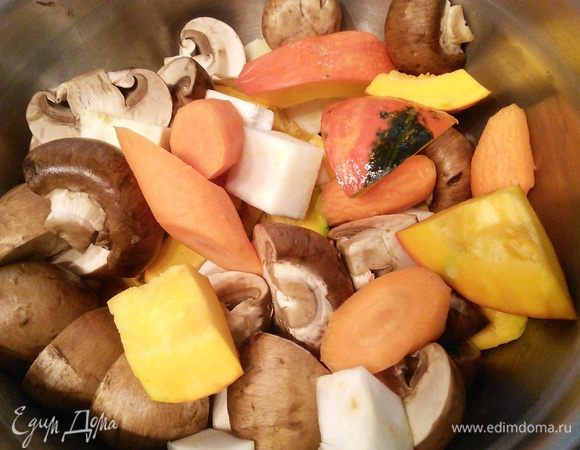 Овощи очистить, крупно порезать. Шампиньоны в зависимости от размера на четвертинки, половинки или целиком. Картошку крупными кусочками. 