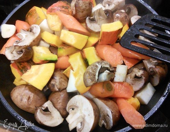 Разогреть в большой сковороде топлёное масло и обжарить овощи до лёгкого золотистого цвета. 