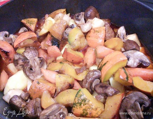 Когда мясо будет почти готово, добавить к нему овощи, перемешать и тушить 20 минут. Не забудьте продлить жидкости, если это необходимо.