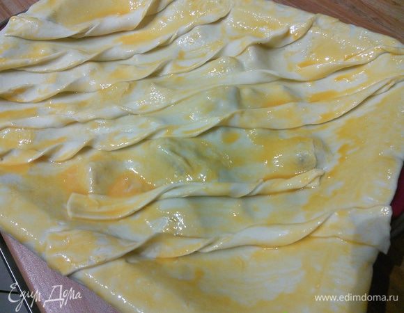 А можно выложить в форму для запекания,  накрыть листом слоёного теста, смазать желтком и запекать 20-25 минут до золотистой корочки. 