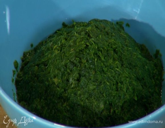 Шпинат предварительно разморозить, затем протереть его через сито.