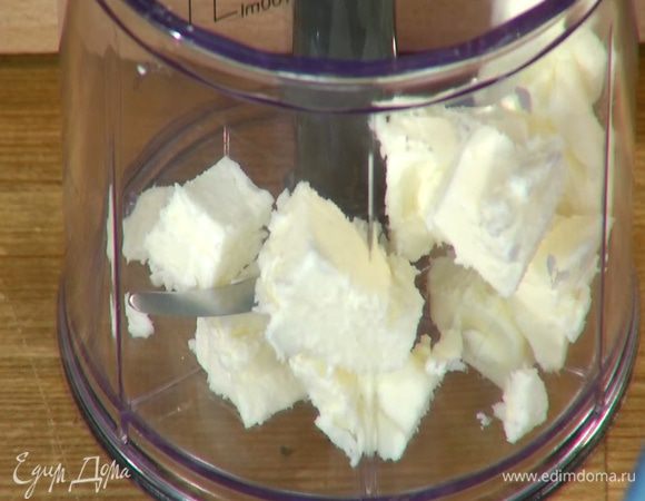 Сливочное масло нарезать маленькими кубиками.