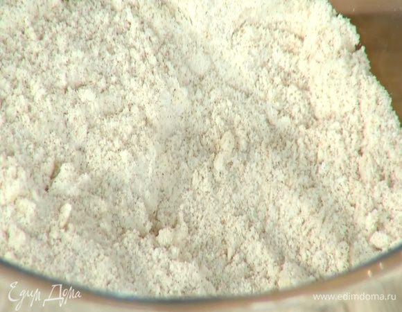 Рисовую муку, муку грубого помола и 1/4 стакана пшеничной муки соединить в чаше блендера с нарезанным сливочным маслом, разрыхлителем, содой и измельчить все в крошку.