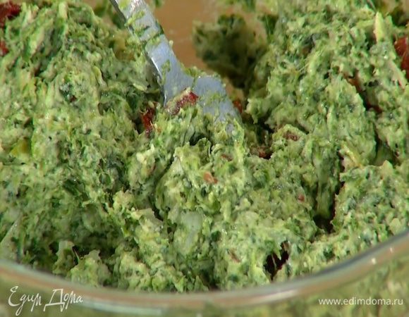 В мучную крошку влить кефир, добавить размороженный шпинат, яйцо, натертый сыр, вяленые помидоры, все посолить и перемешать.