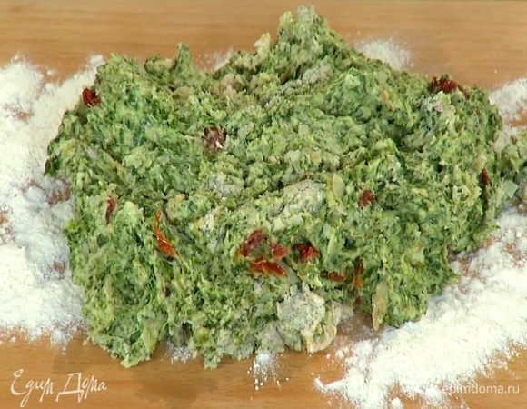 Рабочую поверхность посыпать частью оставшейся муки, выложить тесто и сформировать из него пласт толщиной 2–3 см. Сверху посыпать остальной мукой.