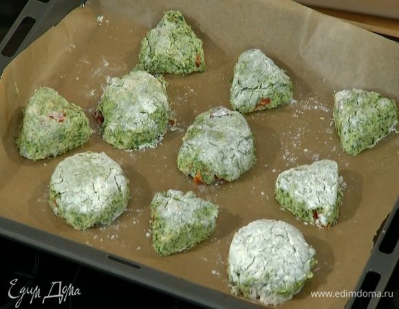 Кондитерским кольцом вырезать из теста булочки, выложить их на противень и выпекать в разогретой духовке 25–30 минут.