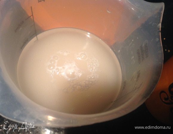 Дрожжи разведите в 150 мл тёплой воды, и дайте им вспенится.