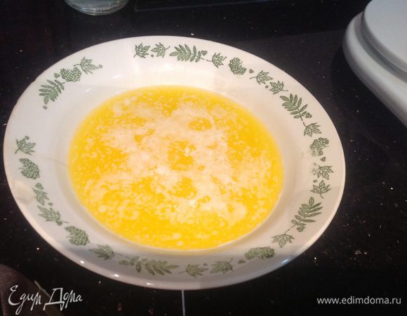 Сливочное масло растопите и немного остудите.