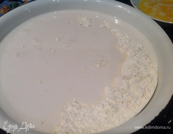 Просейте муку, добавьте дрожжи и тёплое молоко, замешивайте тесто, постепенно вливая масло.