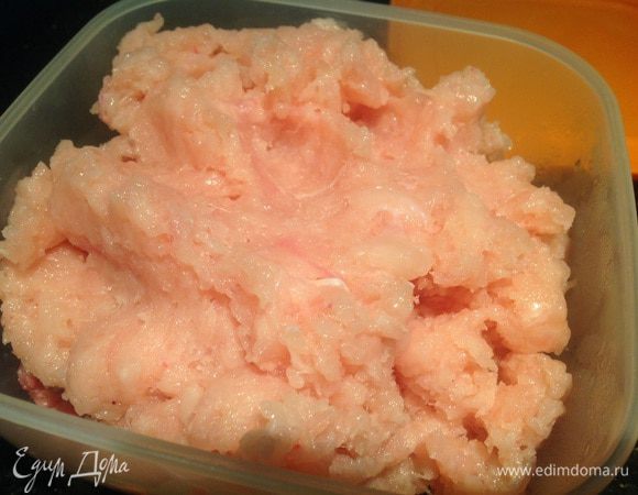 Измельчите в блендере лук и чеснок, добавьте в фарш, посолите и поперчите. 