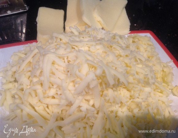 У сыра отрежьте 8 одинаковых кусочков, остальной натрите на крупной тёрке.