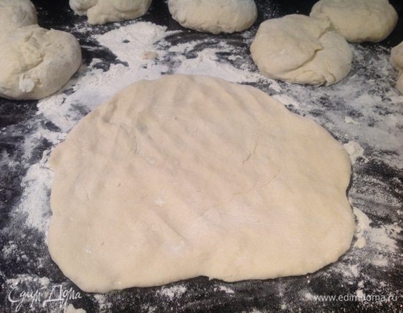 Тесто разделите на 8 частей. Каждую часть раскатайте на присыпанном мукой столе.