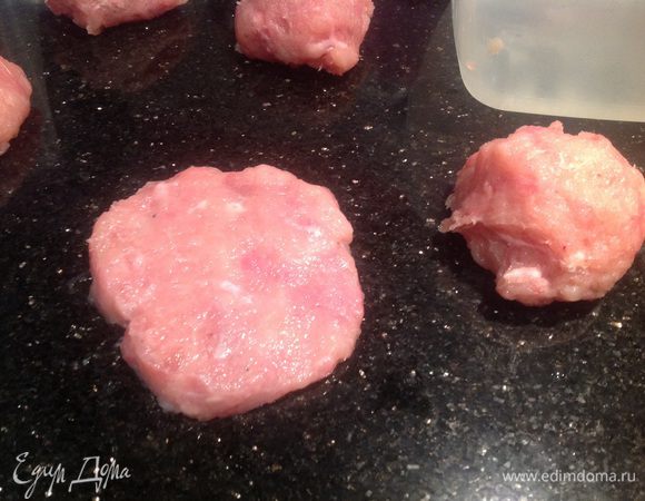 Фарш разделите на 8 равных частей и сформируйте бургеры.