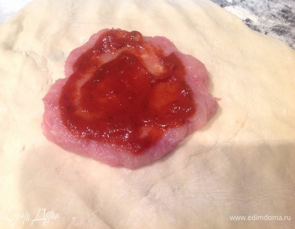 В середину каждой лепёшки положите бургер, смажьте соусом сацебели.