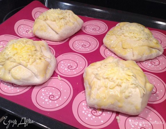 Желток взбейте с 1 ст.л. холодной воды и смажьте бургеры. Выпекайте в предварительно разогретой до 220 градусов духовке около 20 минут.