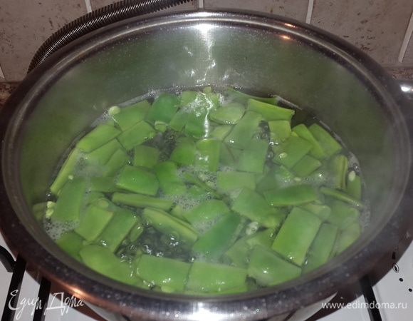 Фасоль моем, режем и бланшируем в подсоленной воде 5-7 минут.