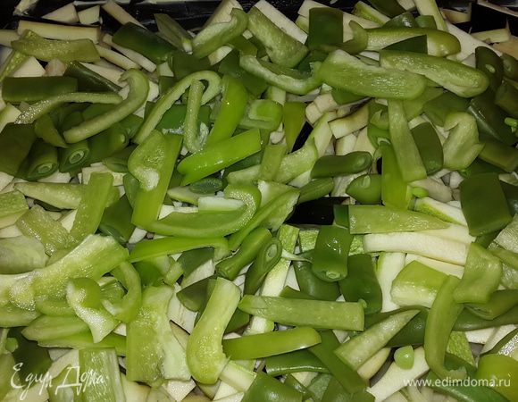 Далее нарезаем соломкой все остальные овощи (не чистим их). Баклажан, кабачок, перец. Добавляем к ним бланшированную, охлажденную под проточной водой фасоль.