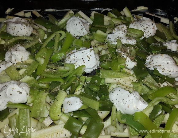 Сыр перемешиваем до консистенции сметаны и выкладываем на овощи, солим, перчим.