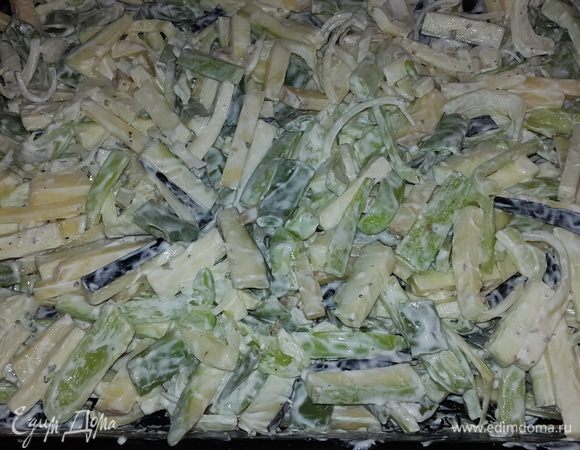 Руками аккуратно перемешиваем овощи с сыром.