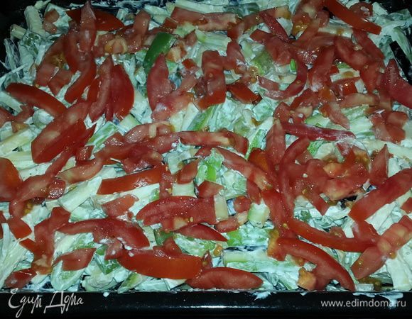 Сверху выкладываем нарезанные соломкой помидоры и отправляем в духовку на нижний уровень. Включаем на 200 С и запекаем примерно 10-15 минут.